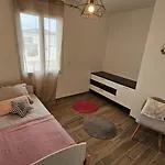 Holiday home Nesehome, Maison A Proximite Du Futuroscope Montamise