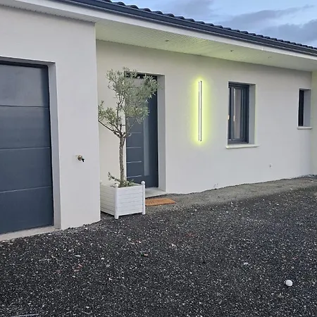 Holiday home Nesehome, Maison A Proximite Du Futuroscope Montamise