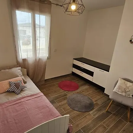 Holiday home Nesehome, Maison A Proximite Du Futuroscope Montamise